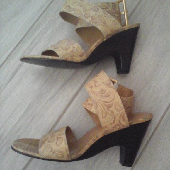 Amanda Smith Josie Beige Embossed Strap Ankle Heel Sandal.  Size 6M - Picture 3 of 7